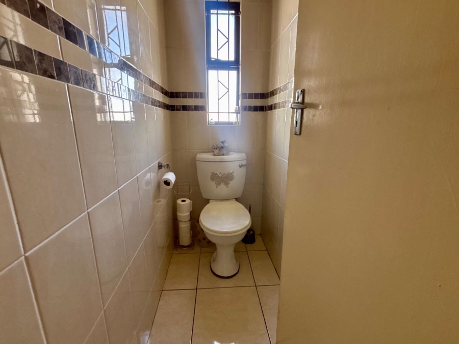 2 Bedroom Property for Sale in Goodwood Central Western Cape